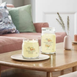 Yankee Candle Banoffee Waffle Signature Large Jar Candle 9 Yankee Candle Banoffee Waffle Signature Large Jar Candle -Home Furnishings Store banoffee waffle signature collection lifestyle 1